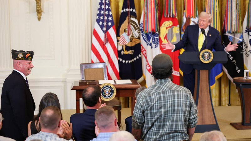 President Trump honors 100 Purple Heart recipients at special White House ceremony