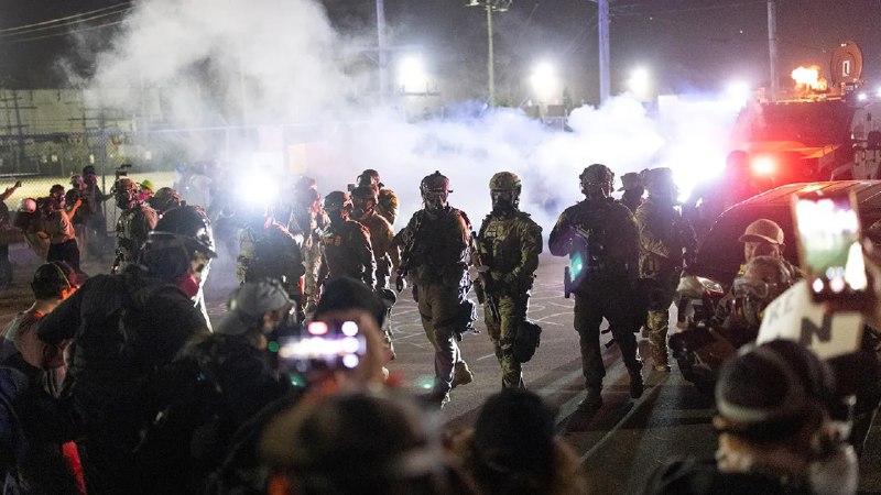 Chicago Police Ordered to ‘Stand Down’ as ICE Agent Surrounded – Legal Experts Warn of Criminal Liability